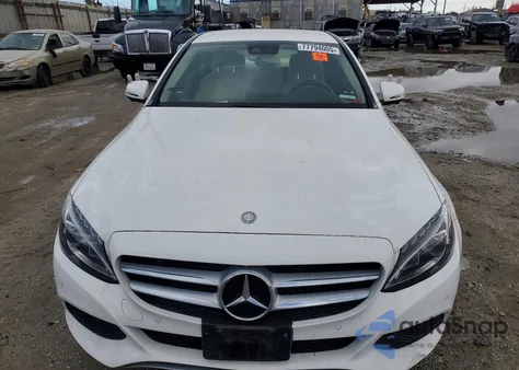 2017 Mercedes-Benz C 300 z USA, uszkodzony, nr VIN 55SWF4JB2HU198902